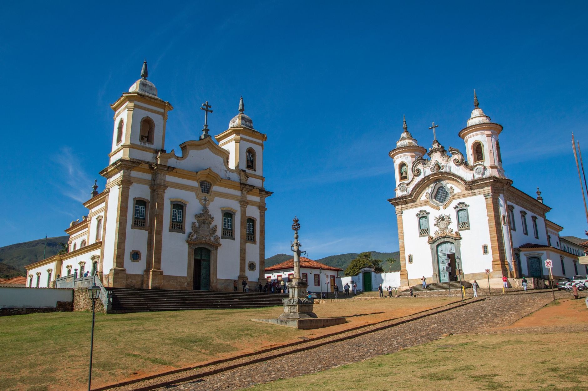 Igrejas de arquitetura colonial em praça de pedra evocam o patrimônio histórico das cidades coloniais brasileiras, como as paradas sergipanas