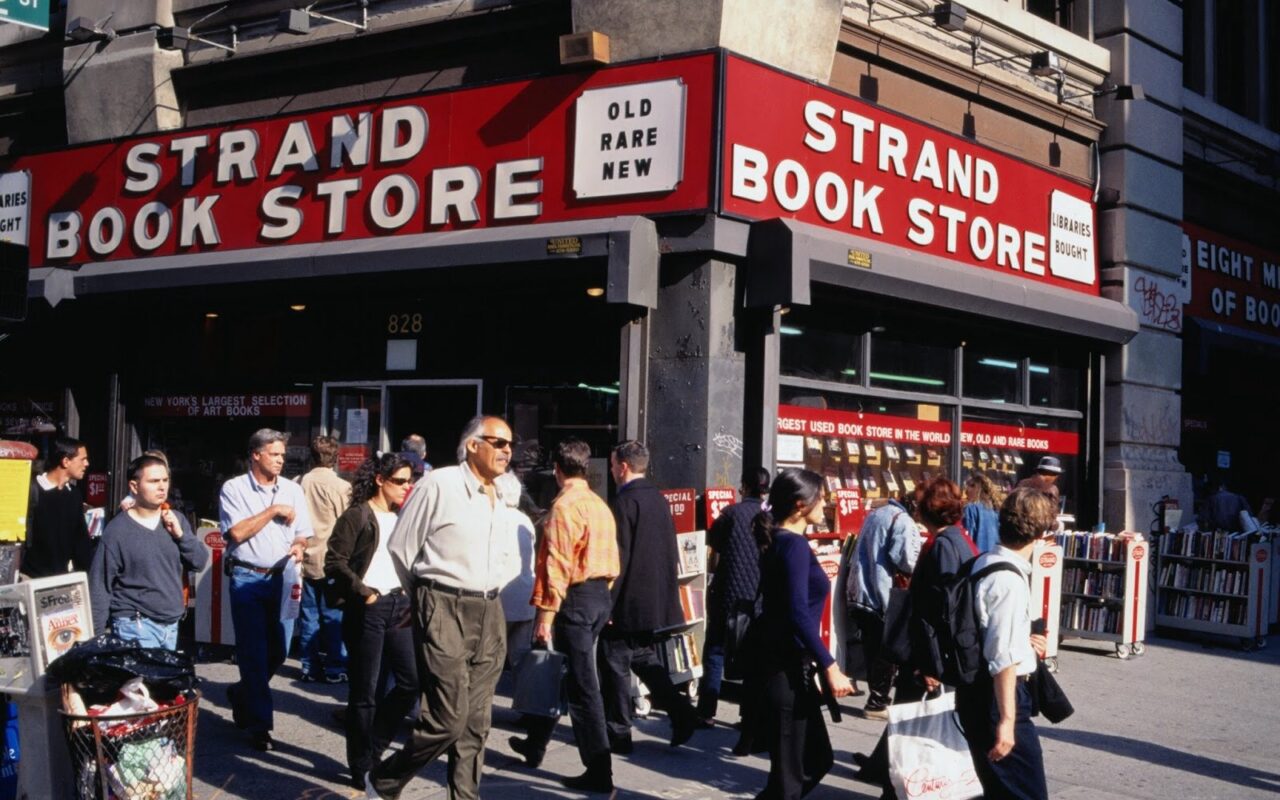Na esquina da East 12th Street, o vermelho da fachada e as caixas de livros na calçada atraem quem passa
