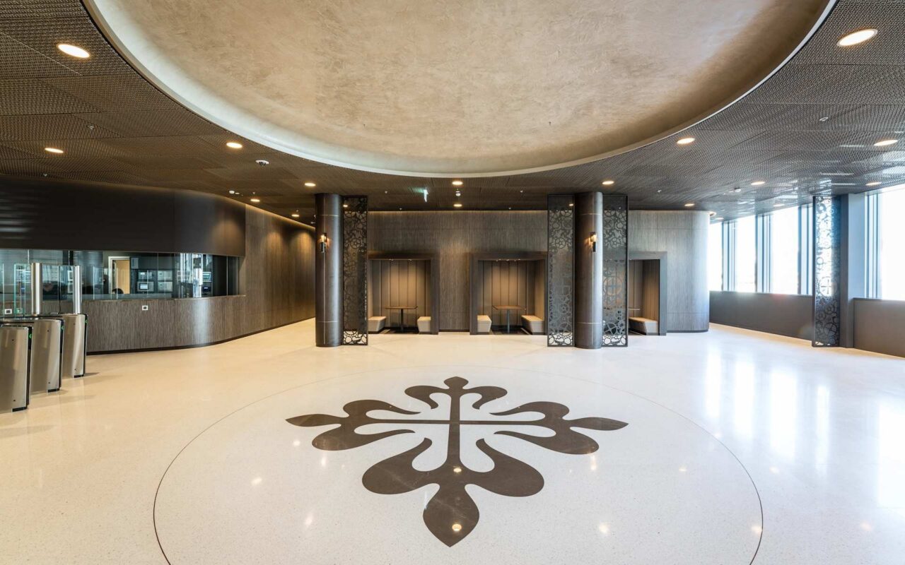 Interior do espaço da Watch Art Grand Exhibition em Milão, reunindo peças icônicas da Patek Philippe