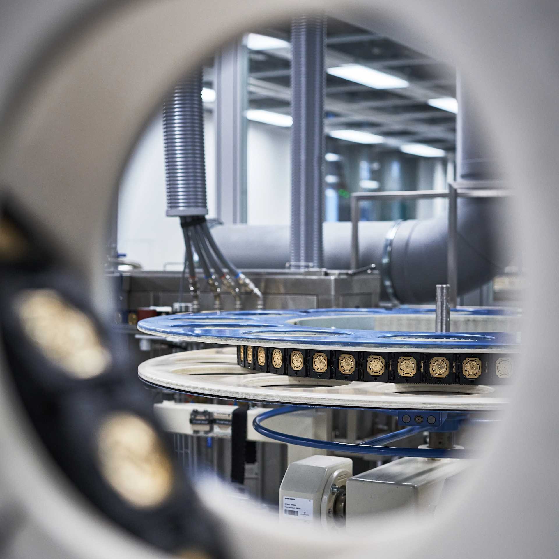 Linha de produção na manufatura da Patek Philippe na Suíça, destacando a precisão mecânica da marca