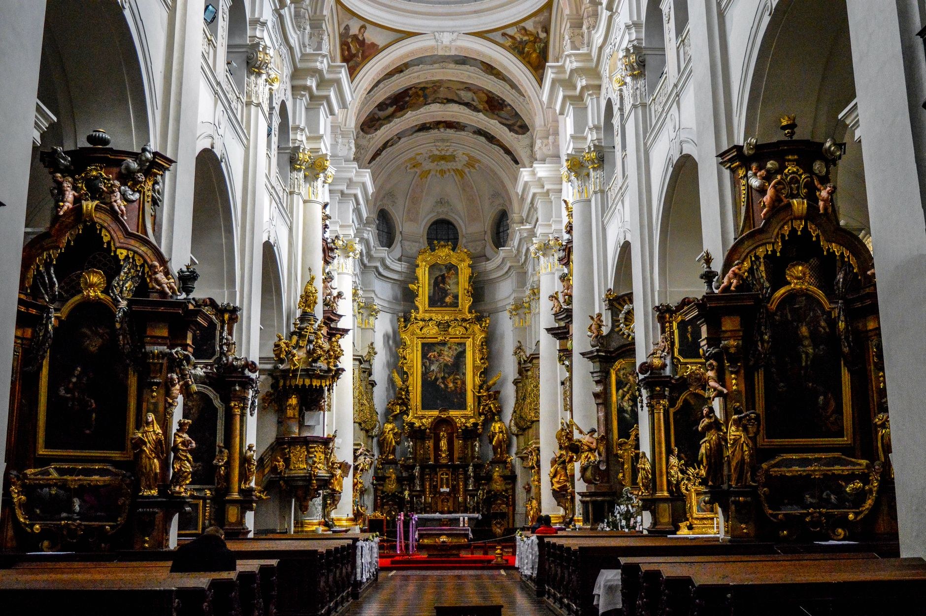 Nave de igreja barroca com retábulos dourados e imagens sacras, em foto ilustrativa do tema da arte sacra