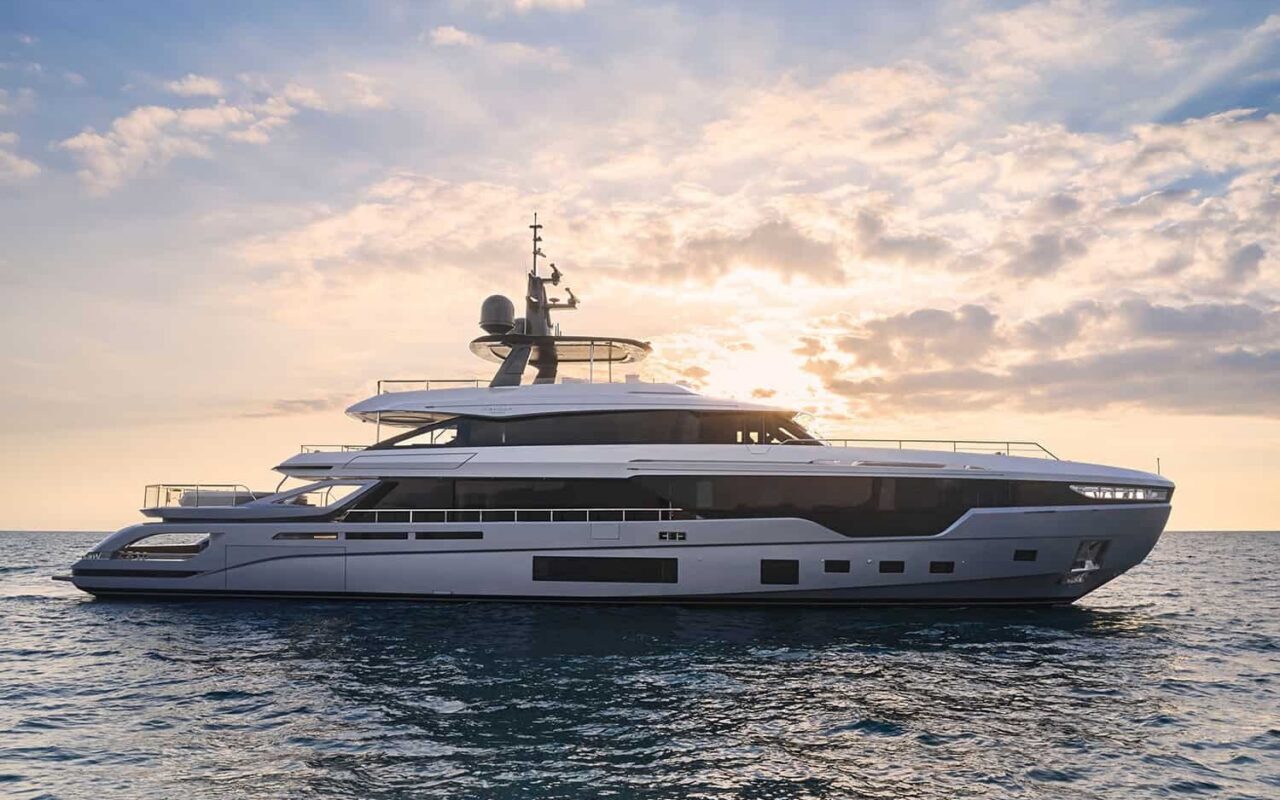 O novo iate Azimut Seadeck 9 em navegação, destacando o design exterior que prioriza a integração com o mar