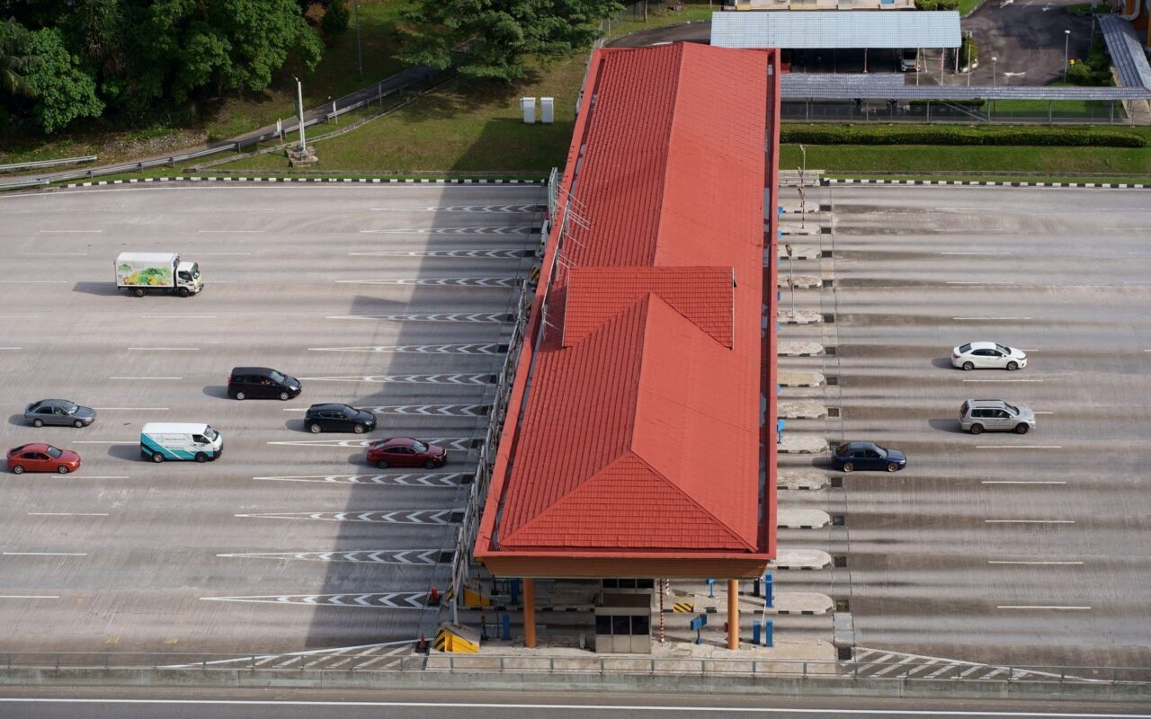 Praça de pedágio vista do alto, com veículos em fluxo, ilustra o modelo de concessão rodoviária em estudo para a BR-104