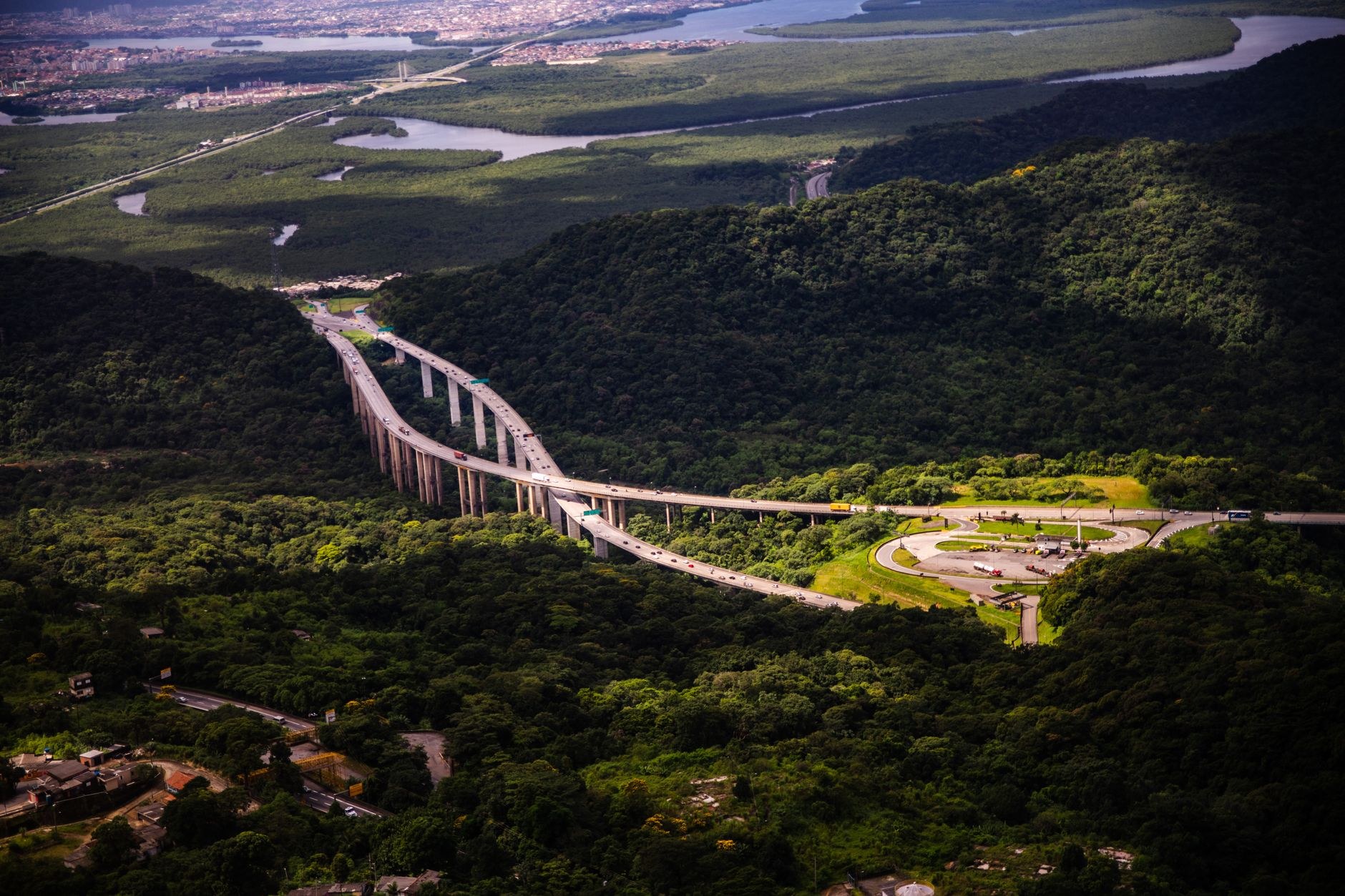 Trecho de rodovia com viadutos em meio à vegetação ilustra a infraestrutura federal incluída no pacote de concessões