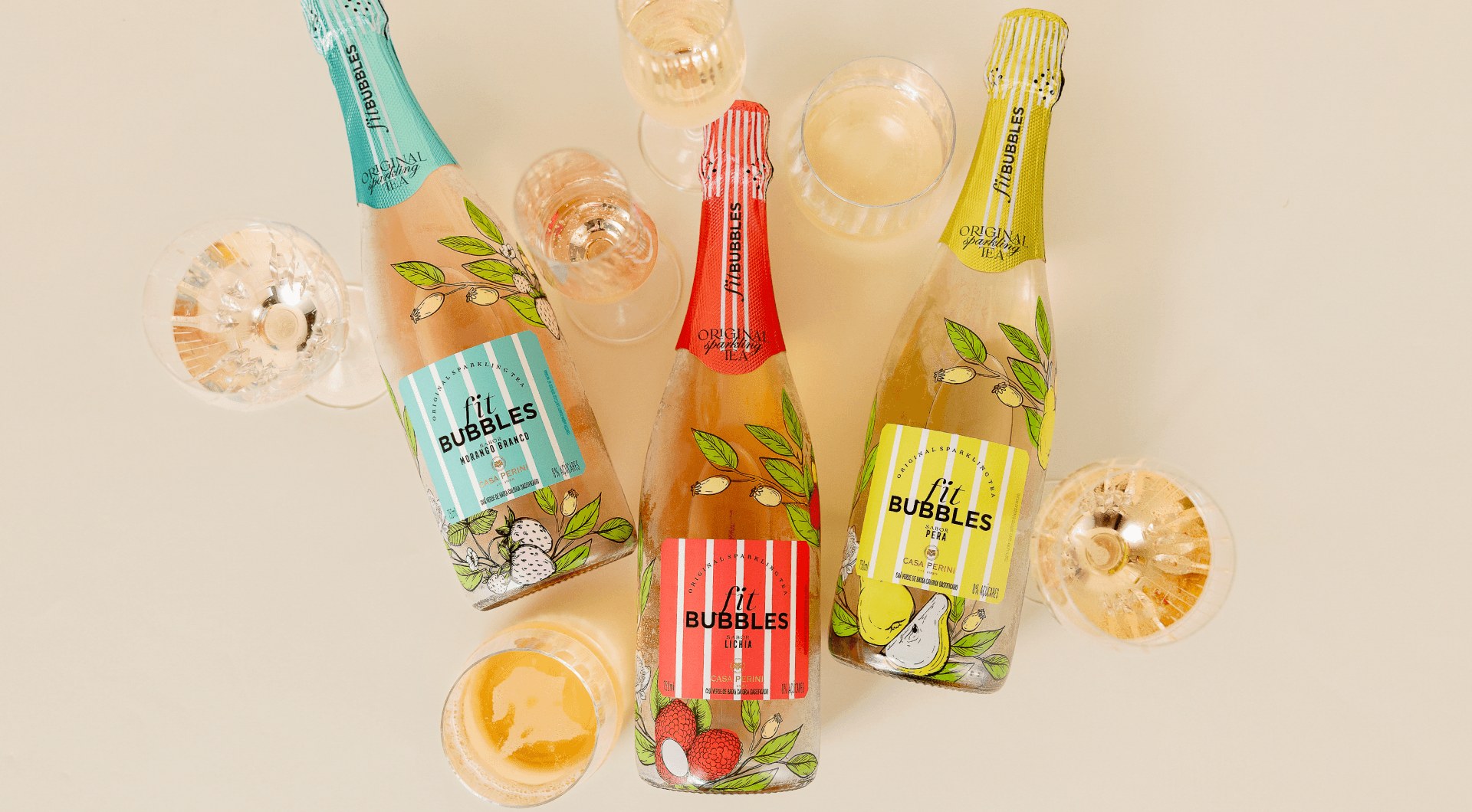 Espumantes de baixo teor alcoólico em frutas, servidos em taças, ilustram a chegada dos vinhos leves e sem álcool às prateleiras