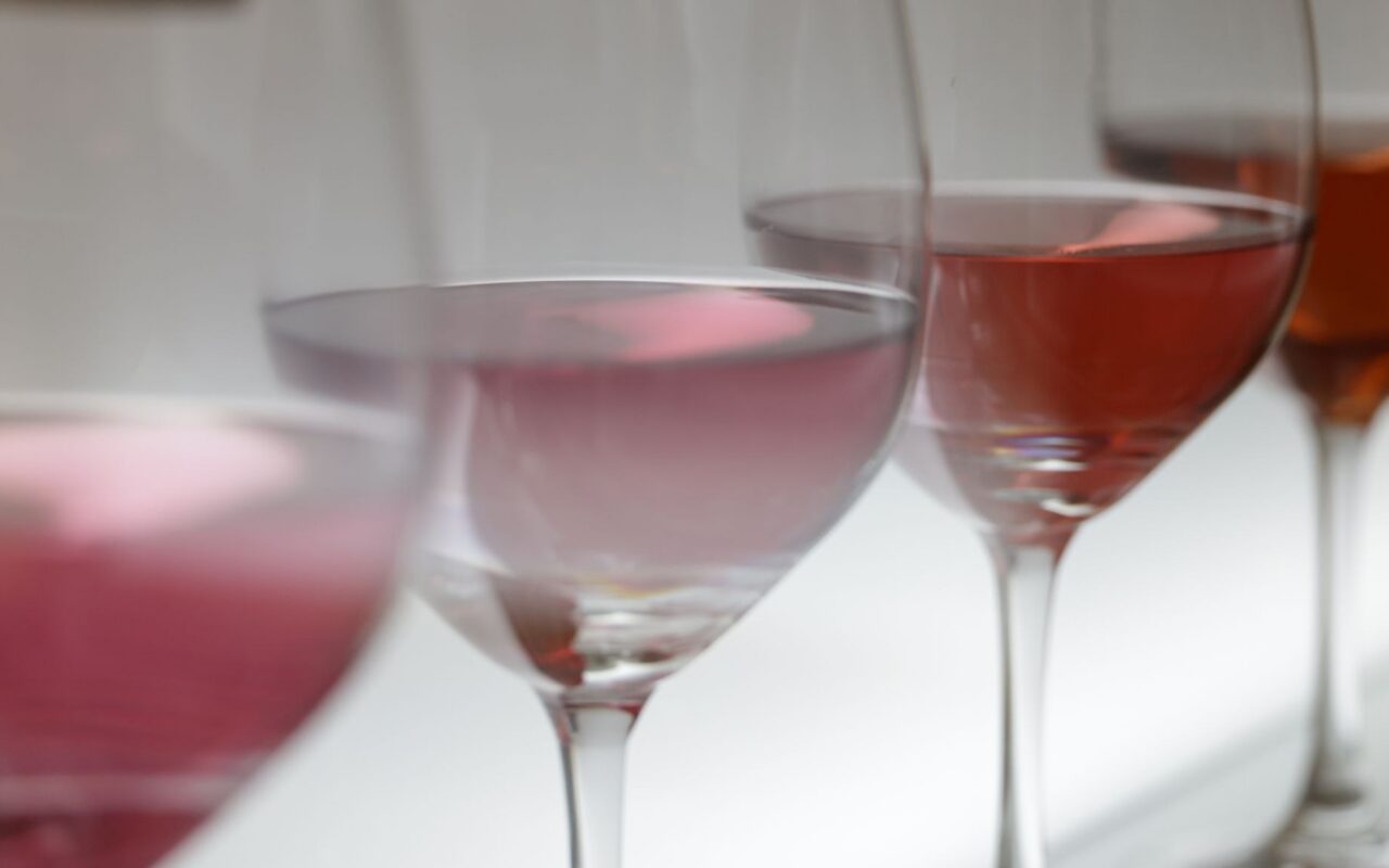 Taças com vinhos rosé e branco lado a lado ilustram a mudança de gosto do consumidor brasileiro