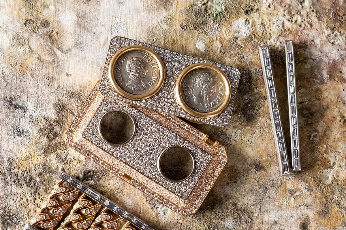 Peças de alta joalheria em ouro e diamantes, com moedas antigas, ilustram o trabalho artesanal da joalheria italiana