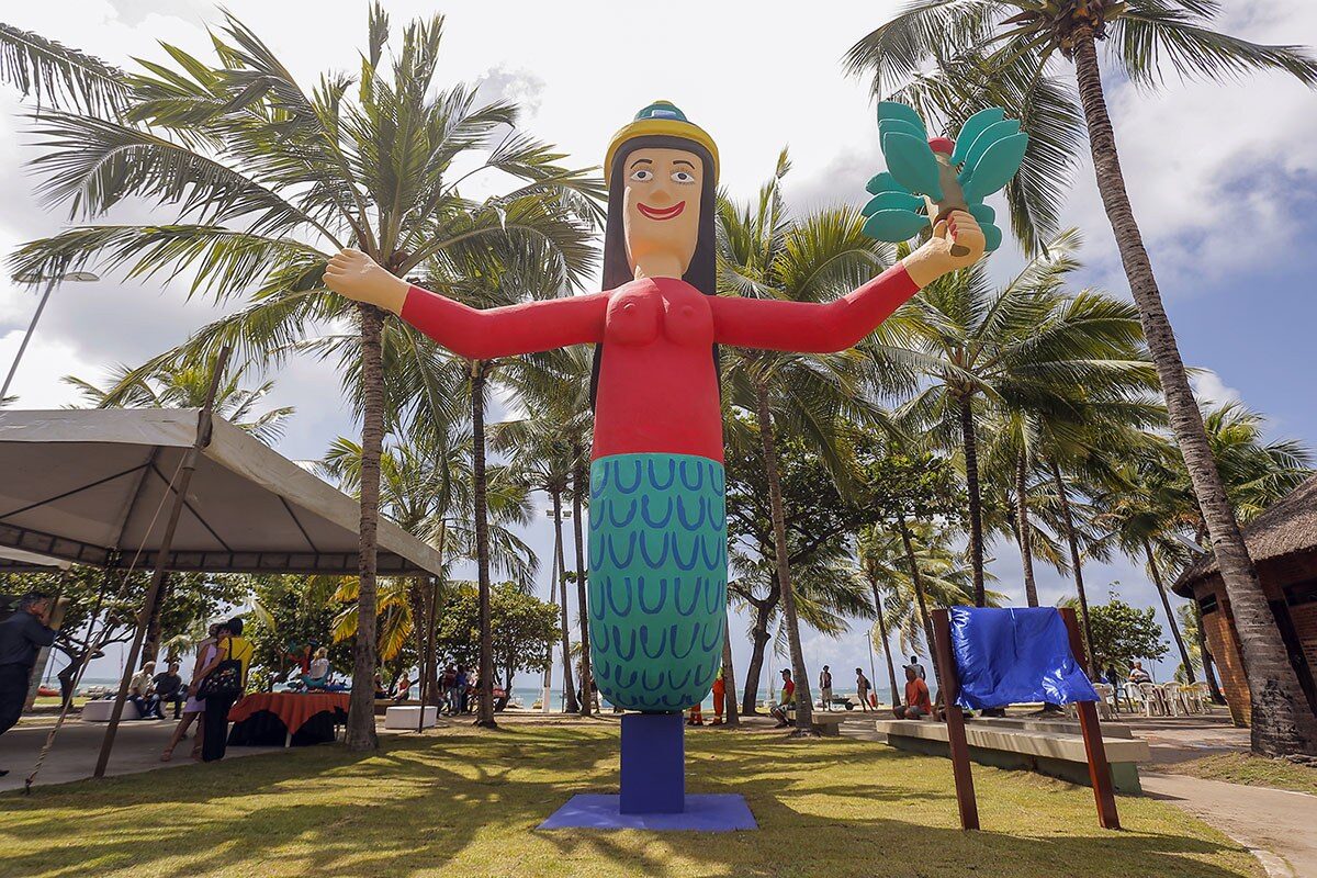 Escultura monumental Sereia, inspirada na obra de Mestre Zezinho, instalada na orla da Praia de Pajuçara em Maceió
