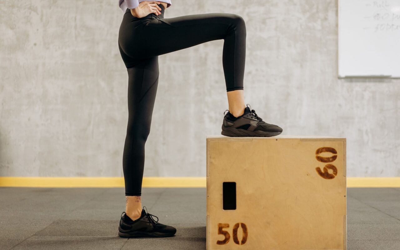 Cintura média e tecido liso pedem movimento: o treino de pernas é o terreno natural da legging