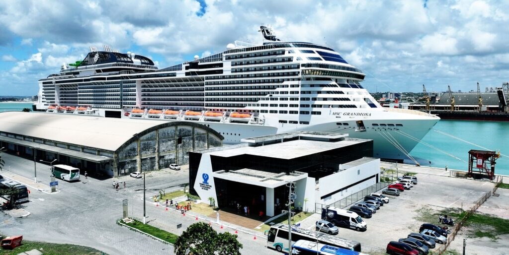 Navio da MSC atracado ao lado do terminal de passageiros do Porto de Maceió, em dia de escala de cruzeiro