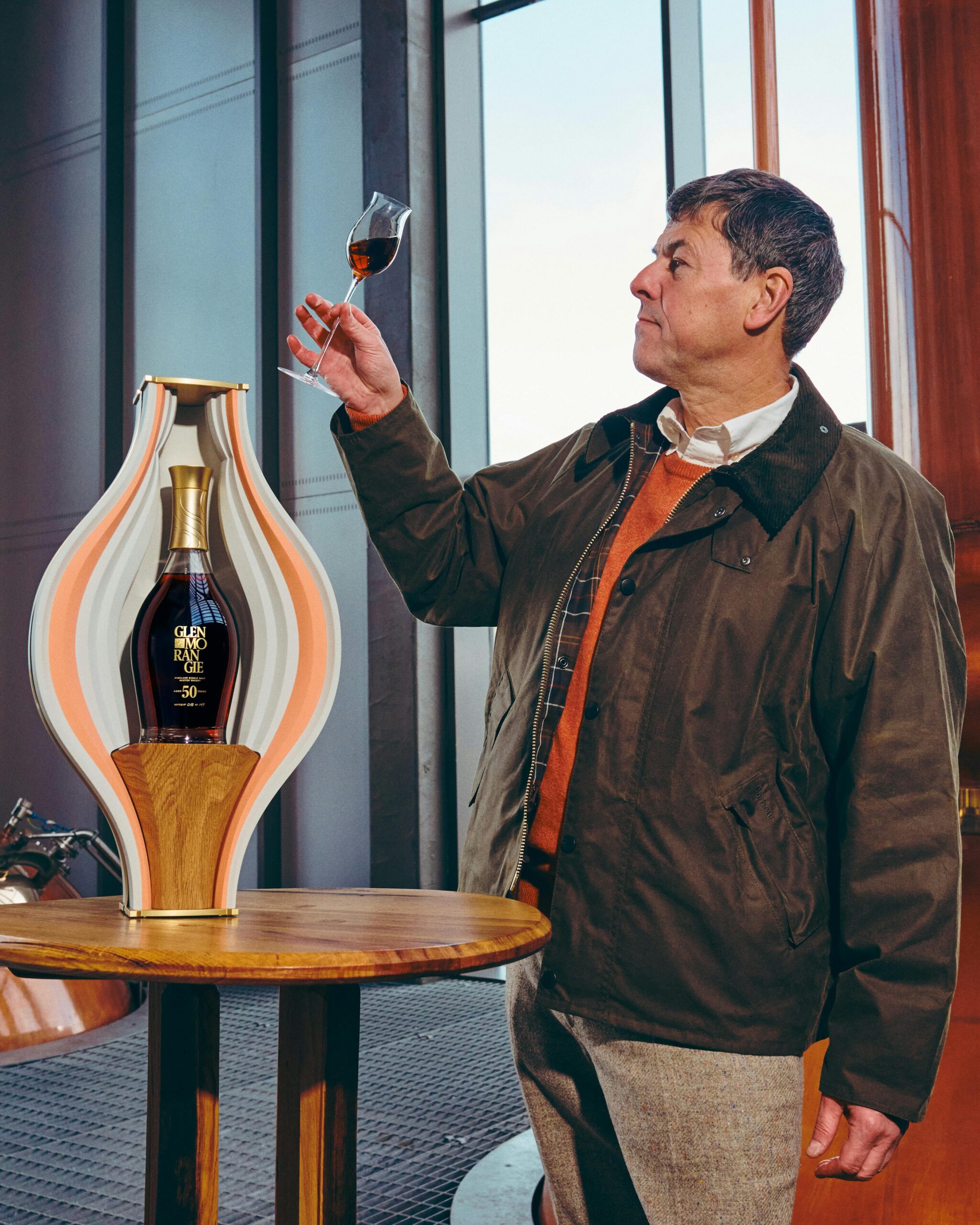 O diretor de criação Dr. Bill Lumsden avalia o raro Glenmorangie 50 Years Old ao lado da garrafa comemorativa