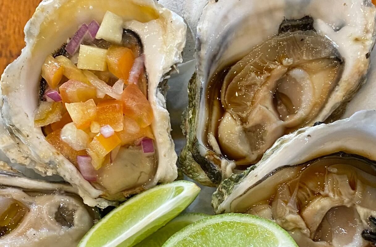 Ostras frescas da Ostrés.al, uma das atrações gastronômicas confirmadas na celebração do Dia de Mercado em Jaraguá