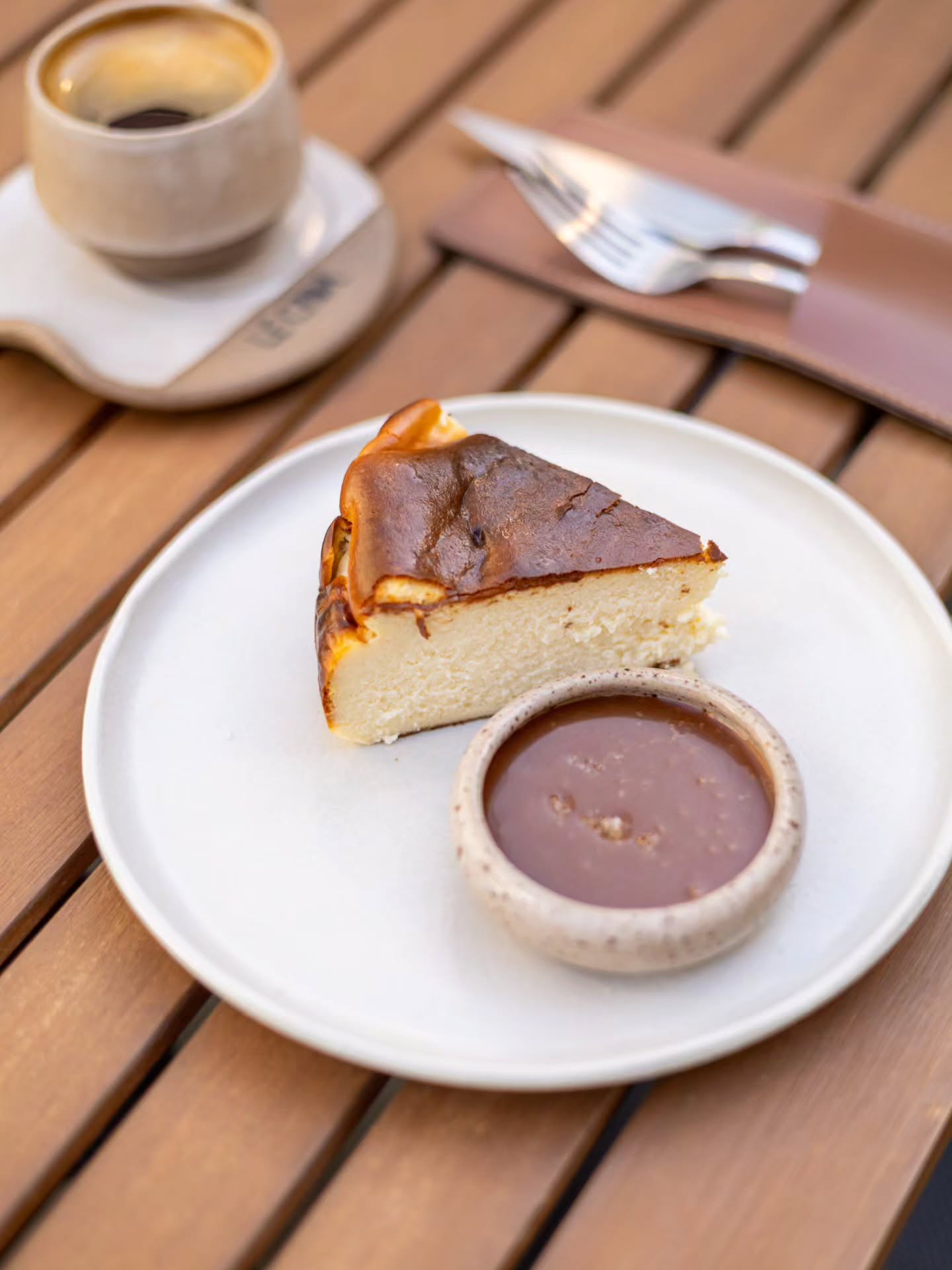 A torta basque da Lê Croá, de casca tostada e centro cremoso