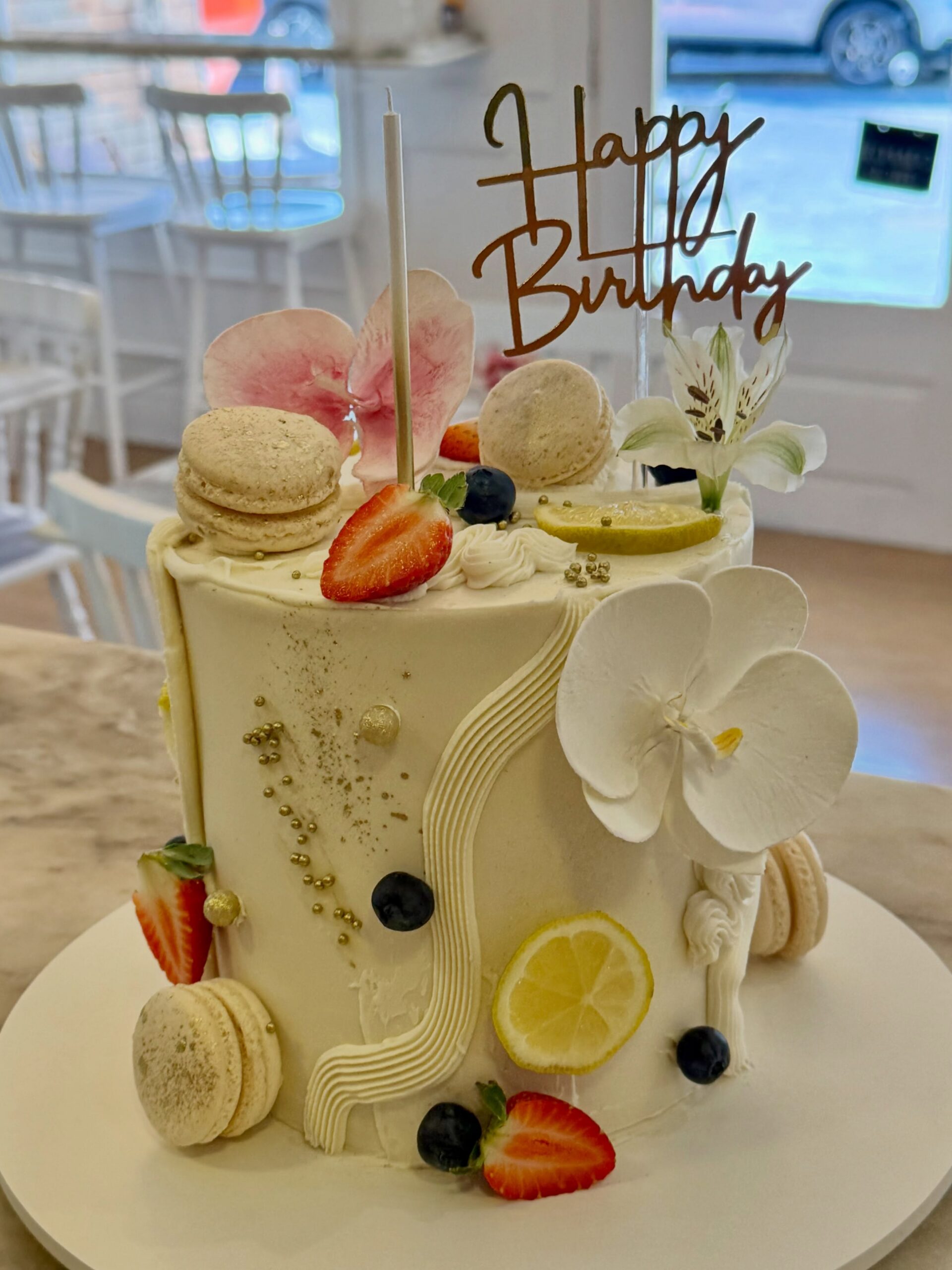 Bolo artístico da Yume, com orquídeas de açúcar, macarons e frutas frescas