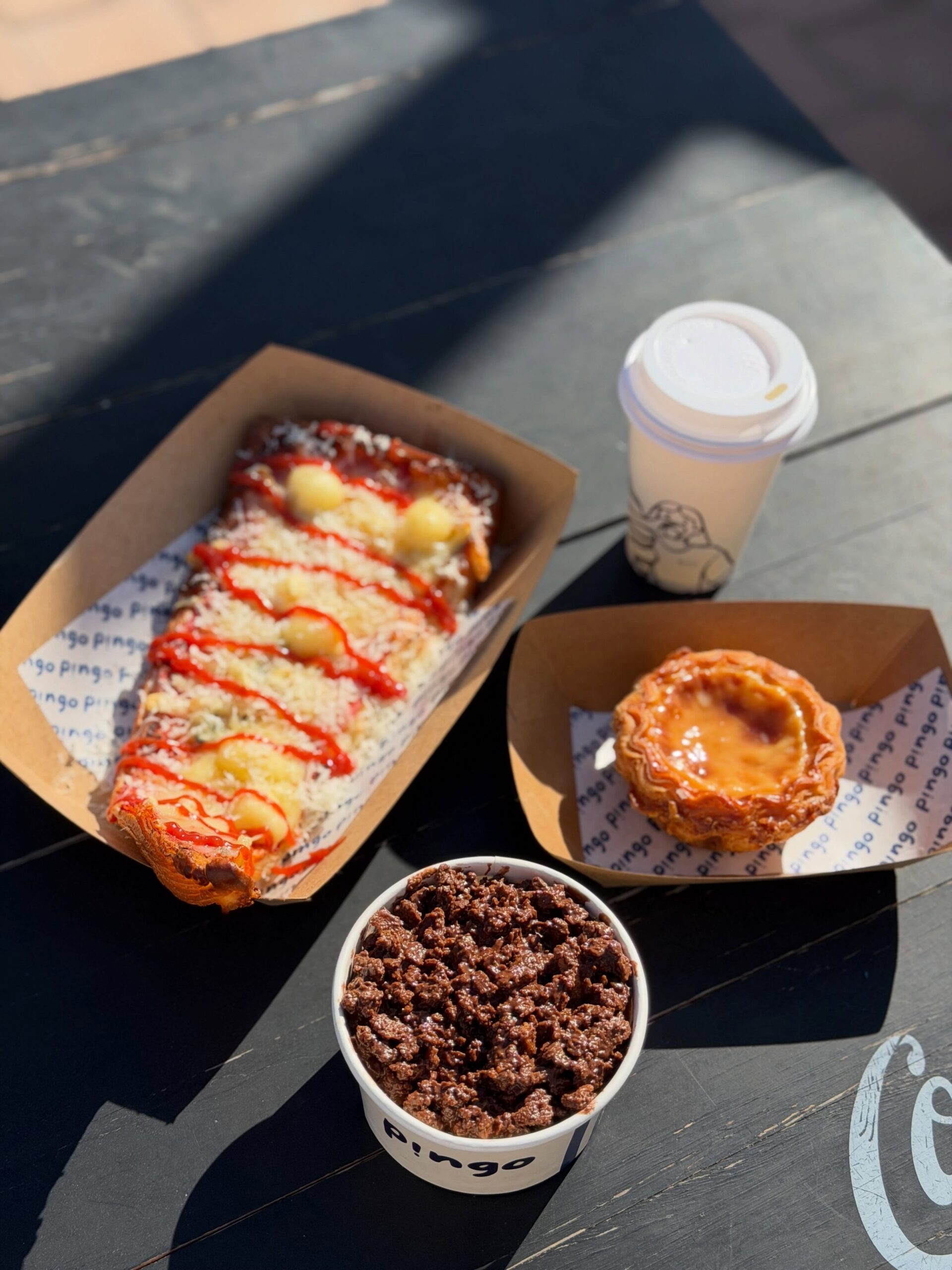 Croissant recheado, cookies e copo de morango com chocolate na Pingo da Ruca