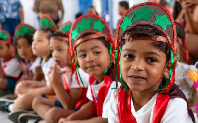 Educação infantil de Maceió transforma ruas, folguedos e mar em material de aprendizagem