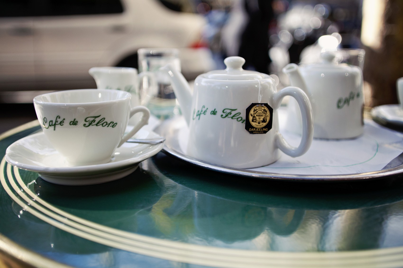 Na calçada de Saint-Germain, o serviço de porcelana segue o ritual da casa, do chá ao café