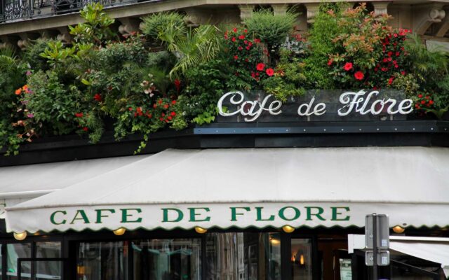 Em Paris, café de Picasso e Sartre começou como ponto de monarquistas