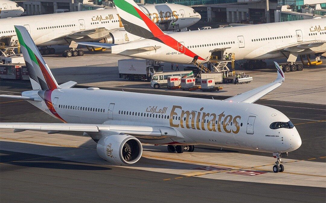 Frota alinhada nos portões de Dubai, base de onde a companhia opera sua rede global
