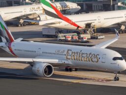 Emirates põe toda a Executiva do 777 no corredor, com cama plana em 40 poltronas