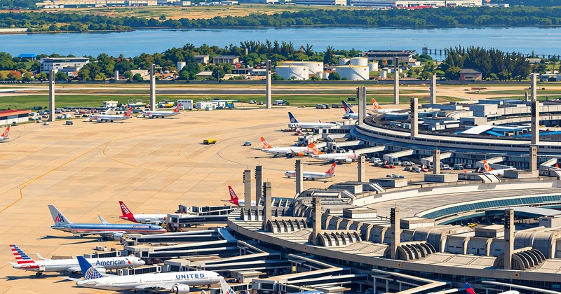 Vista aérea do pátio de aeronaves do Aeroporto Internacional do Galeão, administrado pela Aena