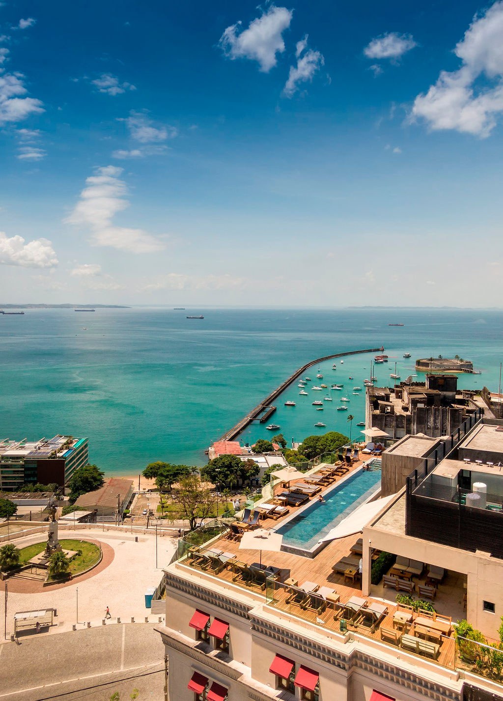 Terraço com piscina de hotel de luxo em Salvador, com vista para a Baía de Todos os Santos