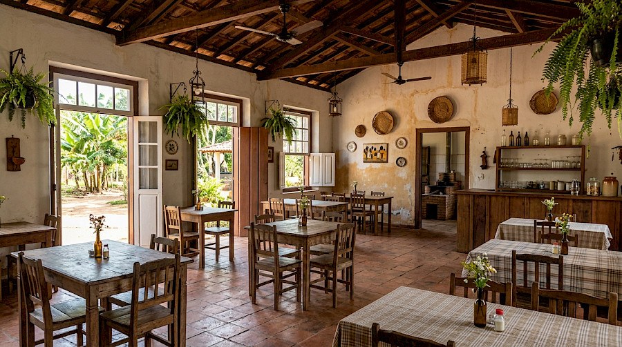 Salão de restaurante alagoano; setor de hospitalidade e alimentação fora do lar prevê ajustes operacionais com novas escalas