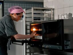 Fim da escala 6×1 impõe readequação de custos em serviços e gastronomia de Alagoas