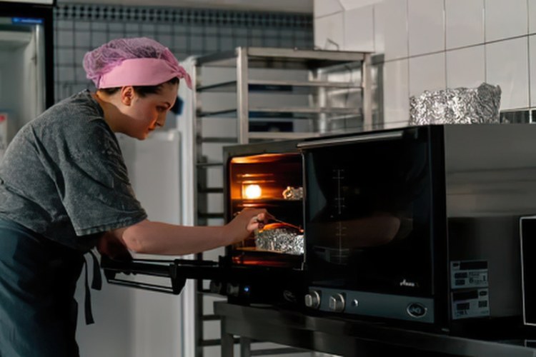Rotina operacional na cozinha de restaurante, setor que avalia impactos com a readequação de escalas de trabalho