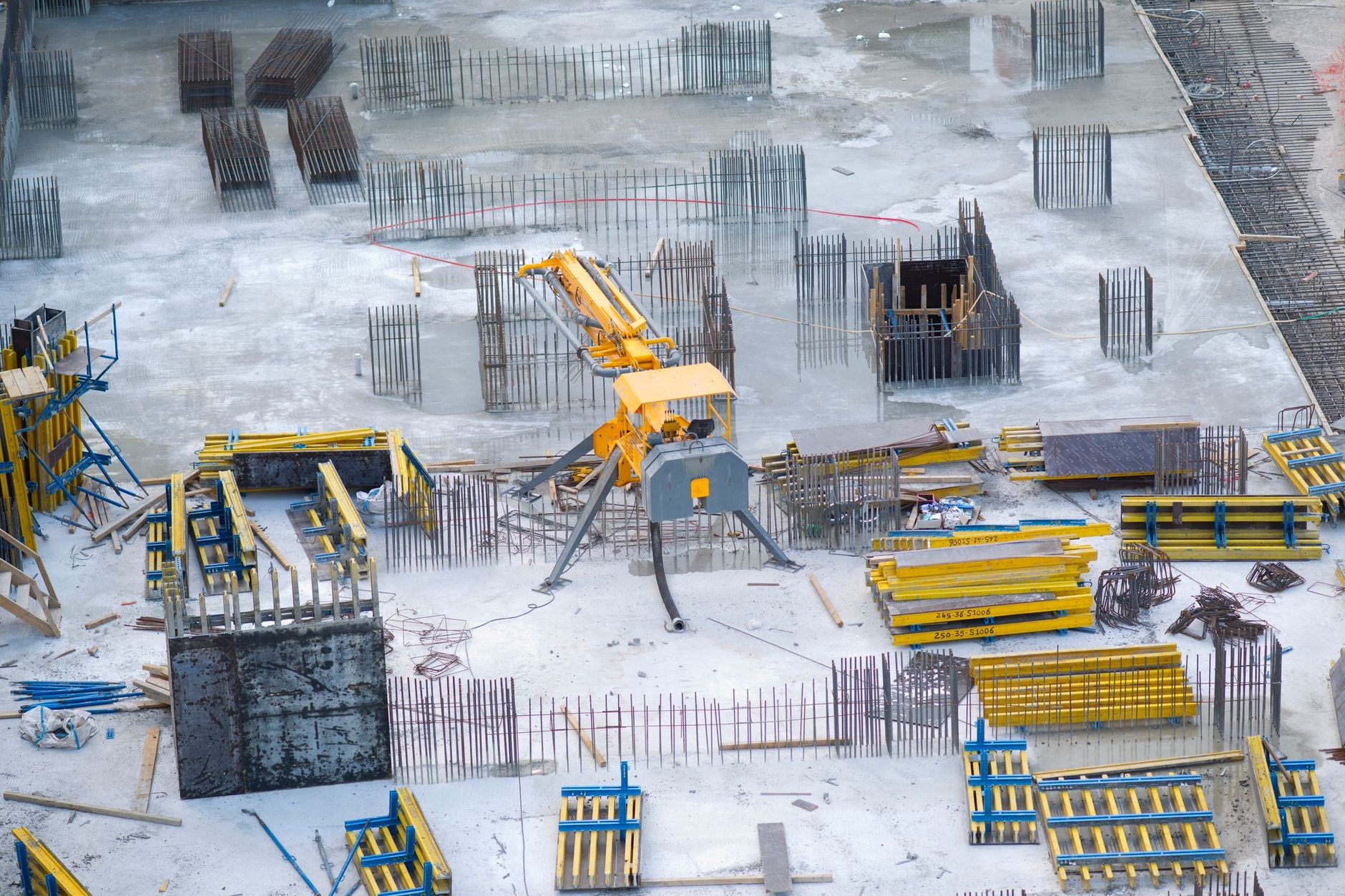 Canteiro de obras da construção civil, setor que avalia os impactos de mudanças trabalhistas nos custos de projetos