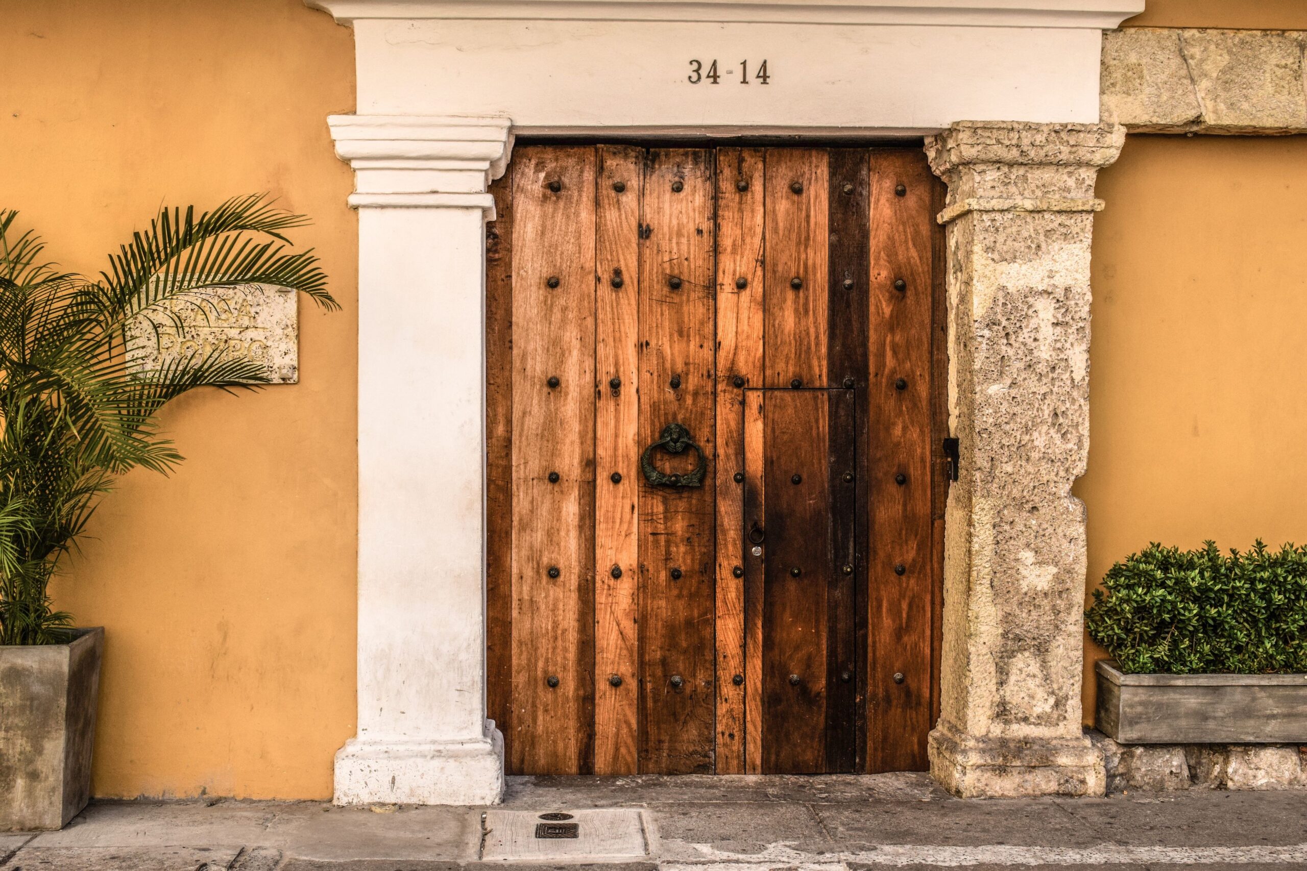 Madeira maciça, pregos de ferro e pedra coral: a arquitetura colonial que a cidade guarda atrás de cada portão