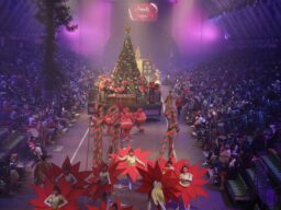 Gramado abre festival de Natal de 88 dias com bailarinos de figurino iluminado