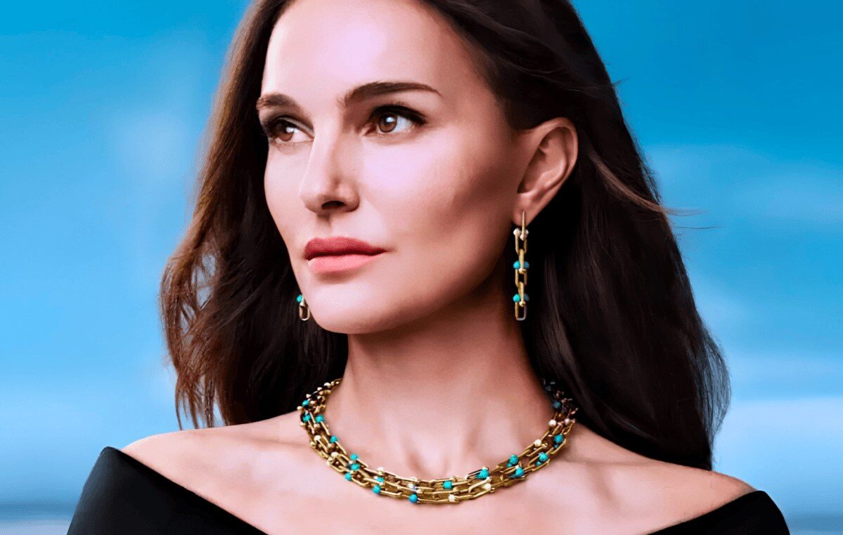 Campanha da Tiffany & Co. mostra colar e brincos HardWear em ouro 18k com turquesas, primeira vez que a linha ganha cor