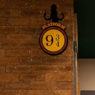Projeto do Harry Spot: placa da Plataforma 9¾ na parede de tijolos