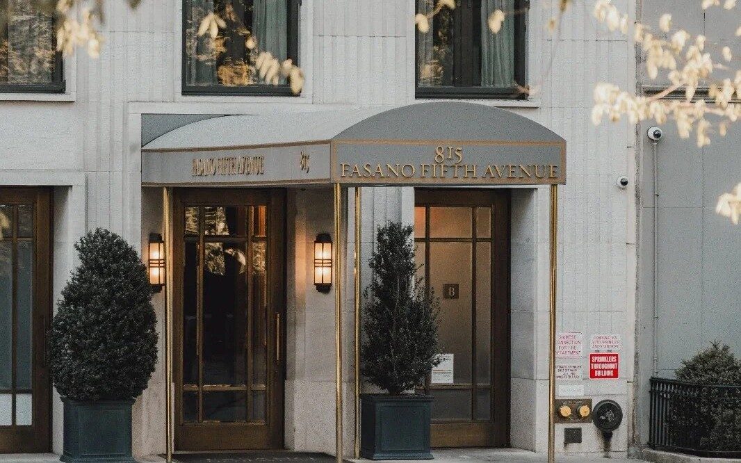 Na Quinta Avenida, em Nova York, o toldo discreto anuncia a hospitalidade da marca fora do Brasil