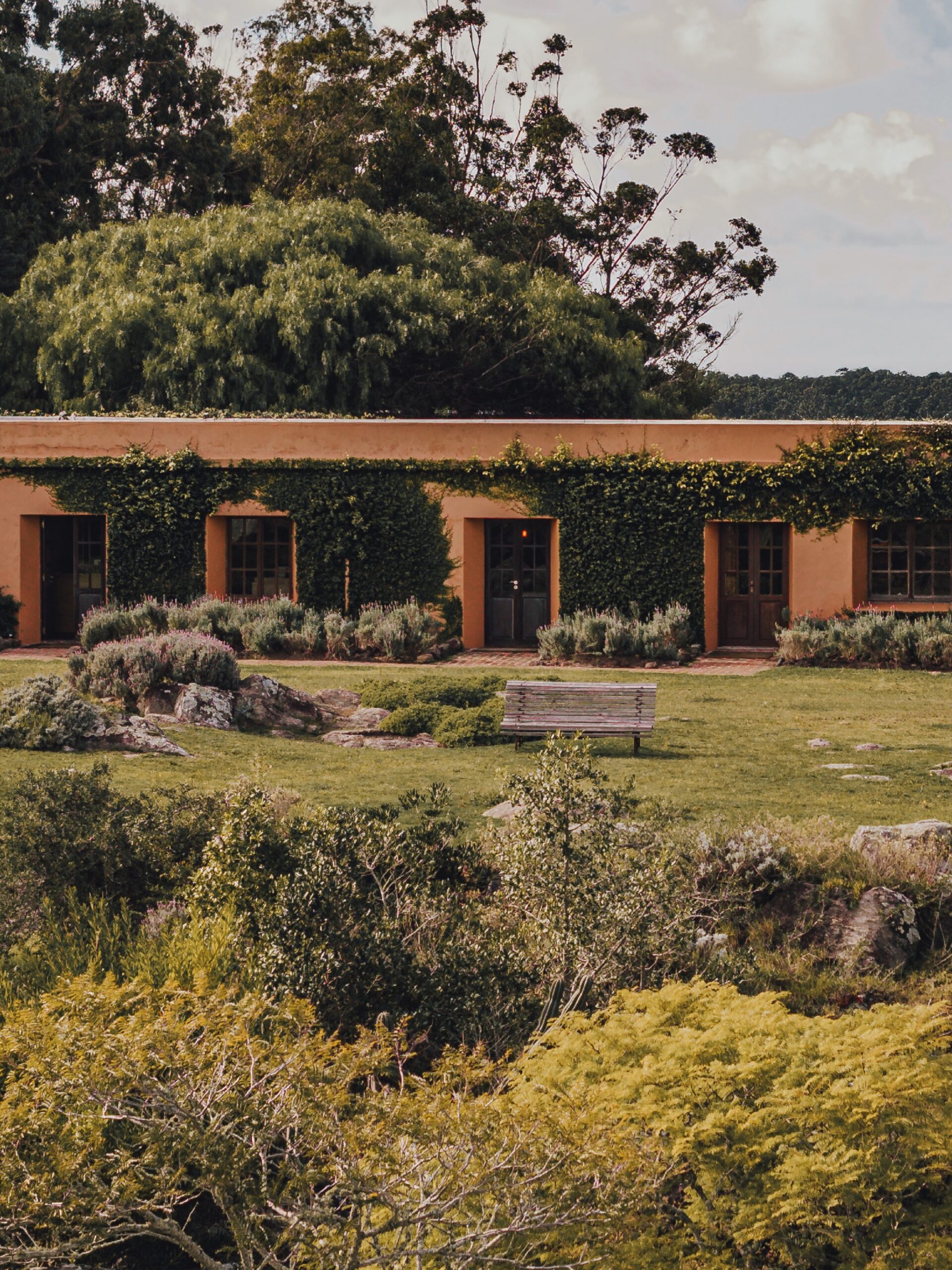 Paredes cobertas de hera e jardins bem cuidados dão ao refúgio um ar de casa de campo