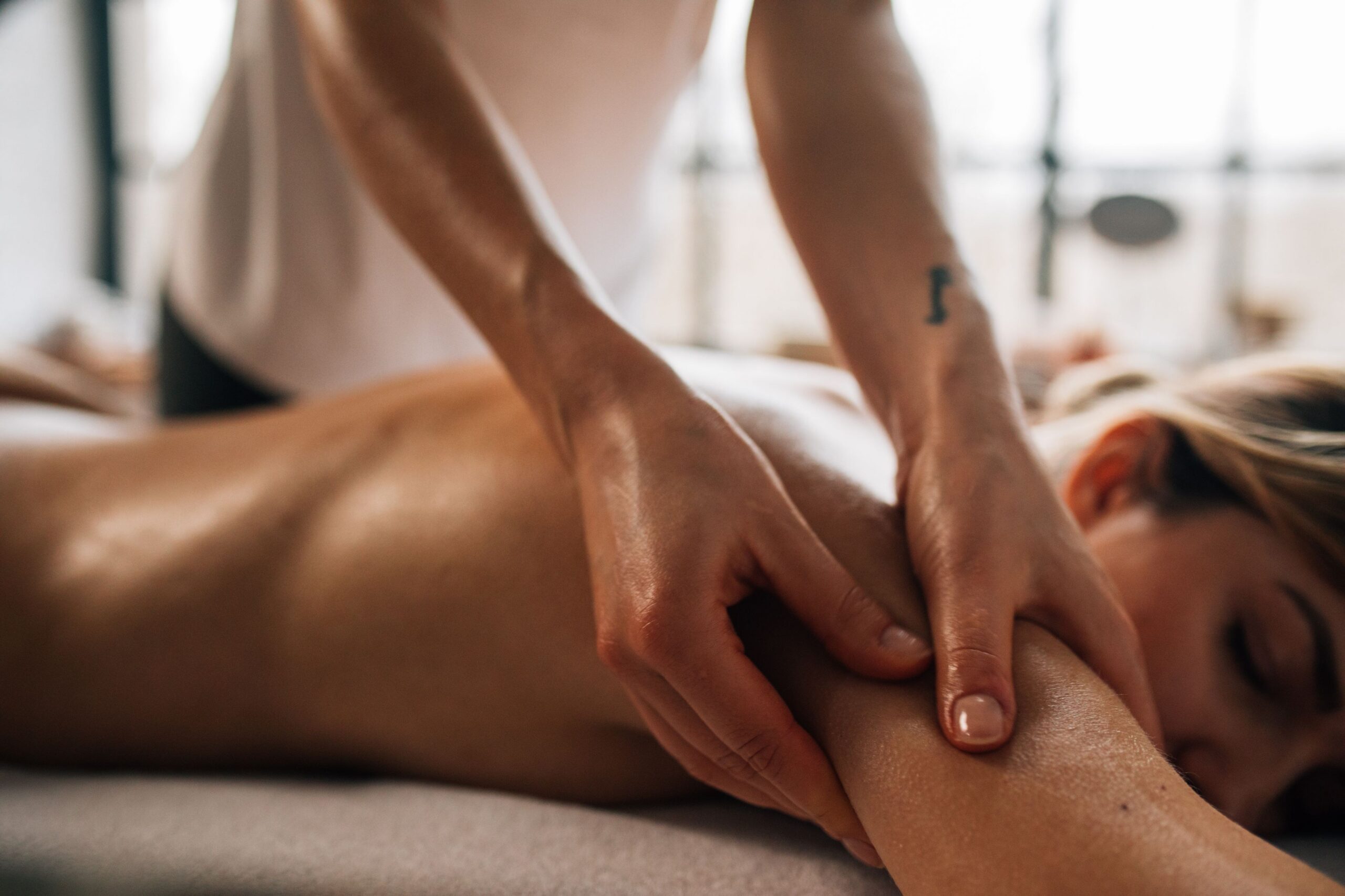 O toque preciso das mãos define uma massagem de 50 minutos
