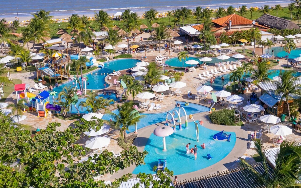 Das piscinas ao mar, o complexo ocupa a faixa de coqueiros que separa o lazer da praia