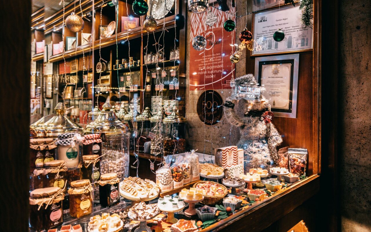 Potes de vidro, doces e embalagens artesanais fazem da vitrine uma pequena despensa de festa