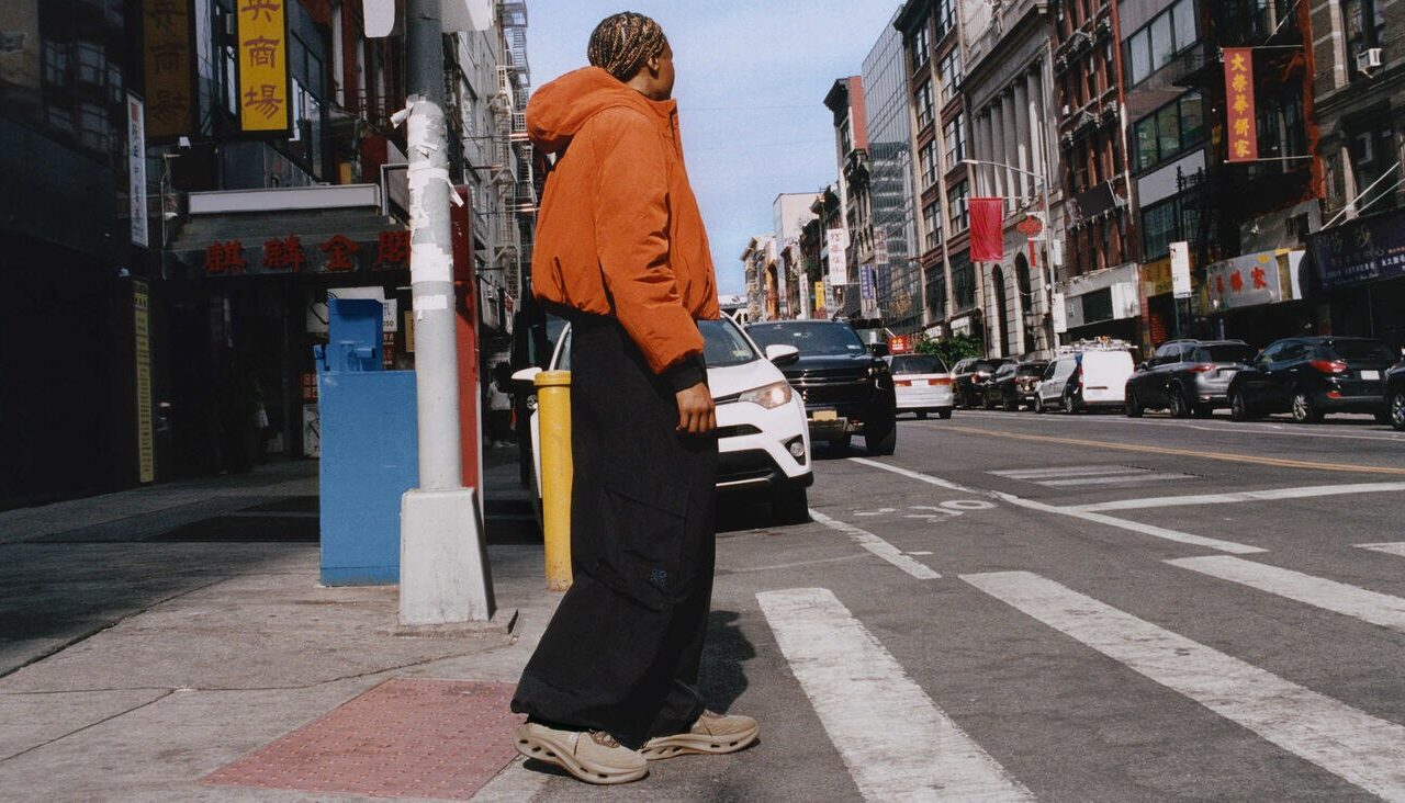 Campanha oficial da coleção colaborativa entre Loewe e On, destacando os novos modelos utilitários