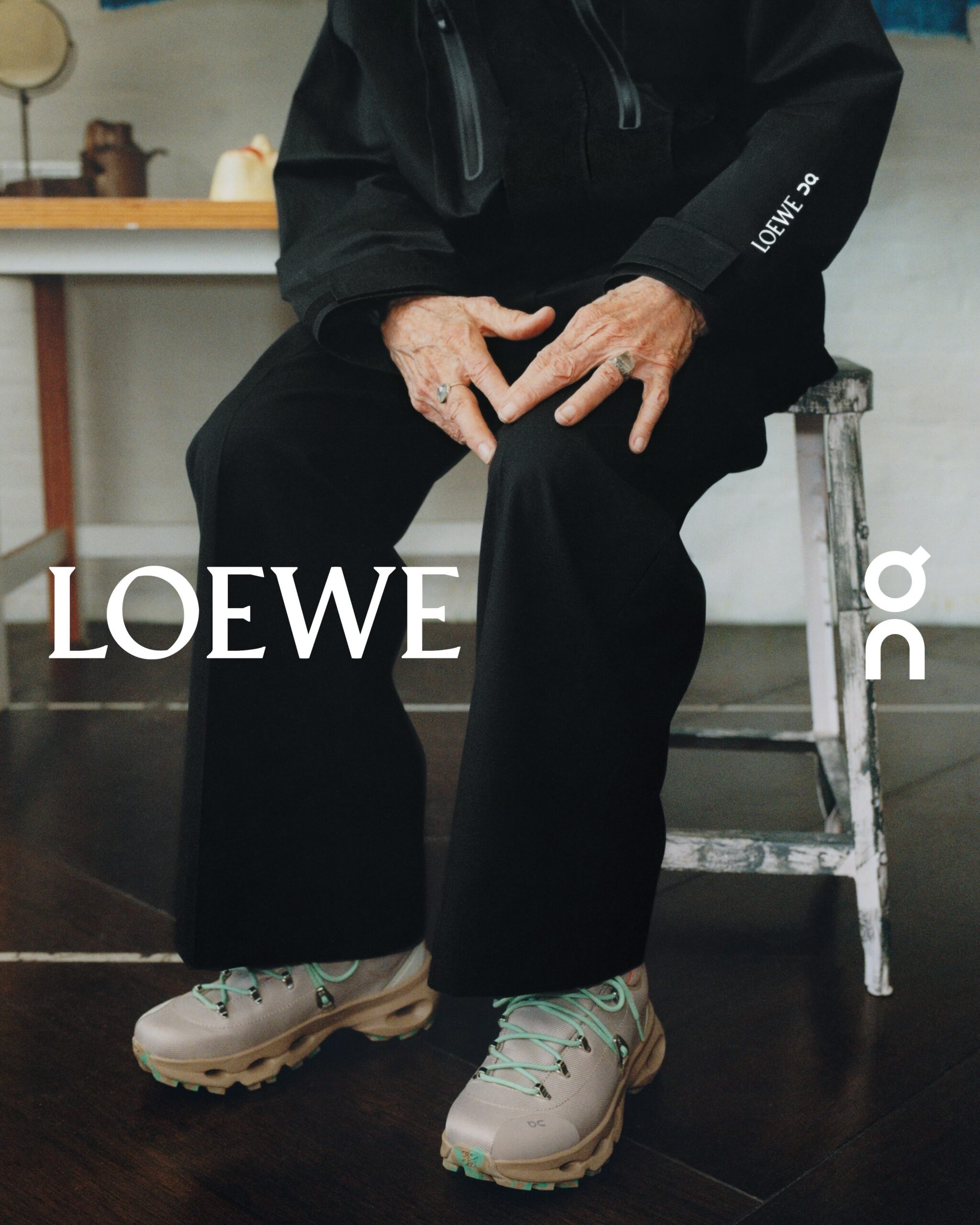 Tênis da colaboração entre Loewe e On em campanha oficial da coleção