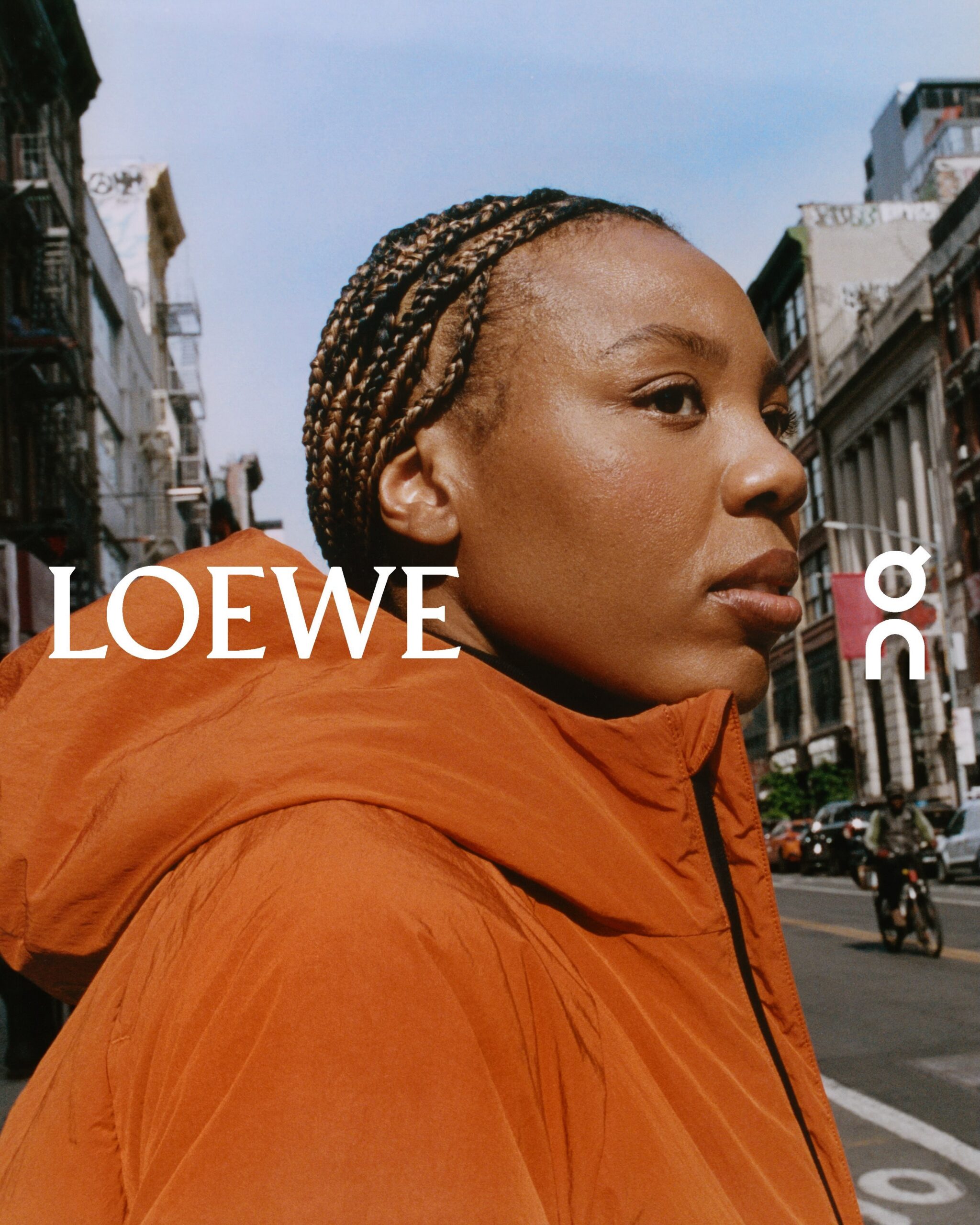 Campanha oficial da coleção de outono-inverno resultante da colaboração entre a grife Loewe e a marca On