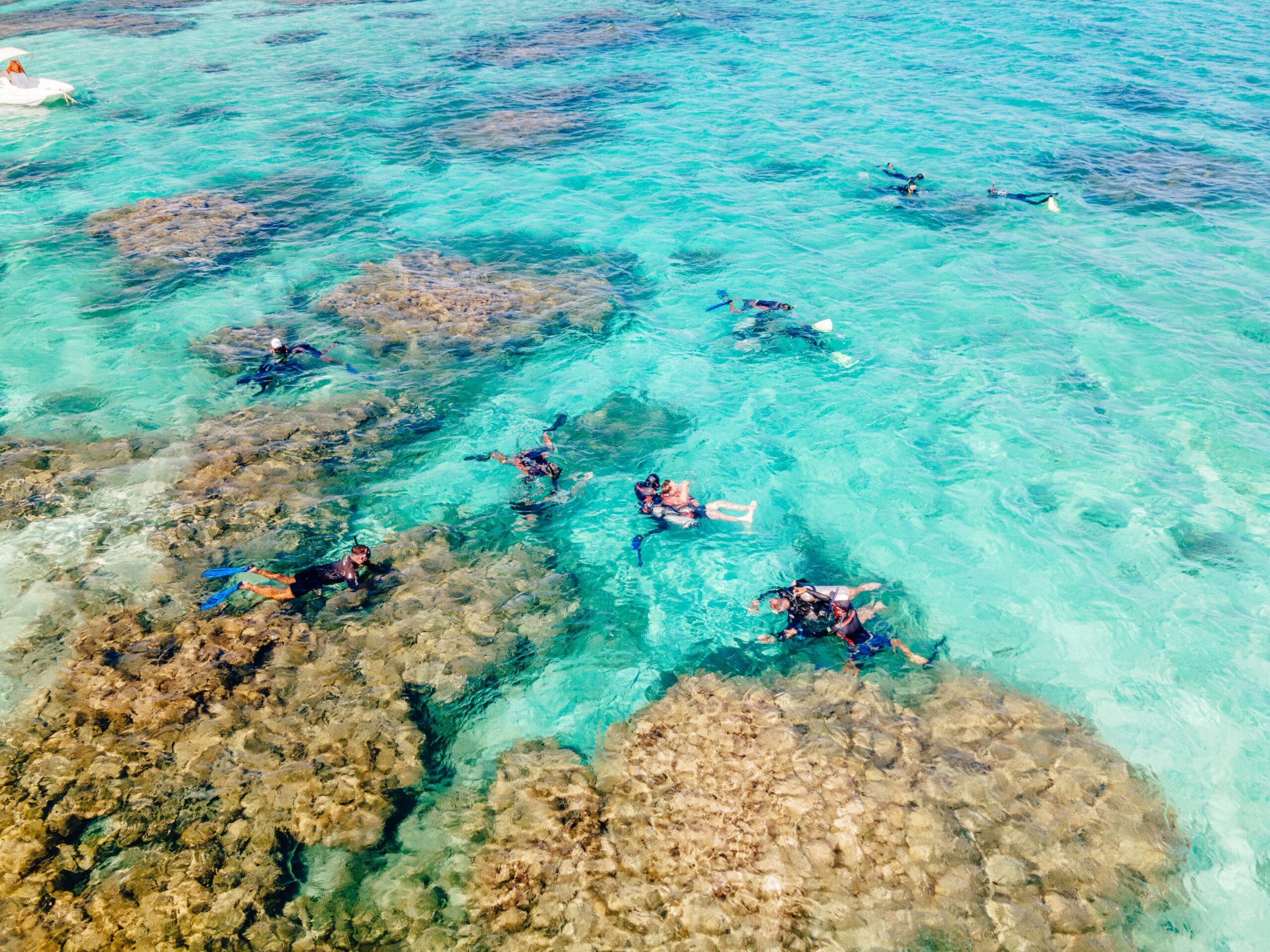 Vistas de cima, as formações de coral lembram ilhas submersas num mar de transparência rara