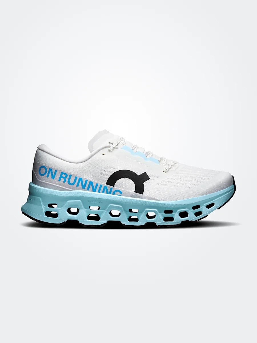 Tênis de corrida On Cloudmonster em branco e azul-claro, modelo que simboliza a origem da marca suíça na corrida