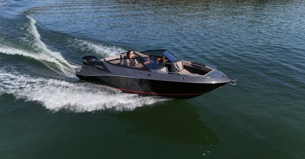 Lancha da Ross Mariner em navegação, opção voltada ao lazer náutico que atrai o público antes do verão