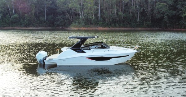 Lancha Ross Mariner em águas calmas, modelo projetado para navegação versátil em mar e lagoas