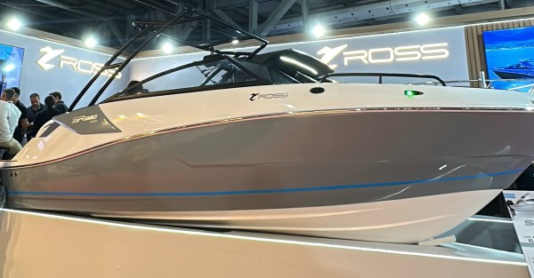 Lancha da Ross Mariner exposta em salão náutico, modelo voltado para navegação em mar e águas abrigadas