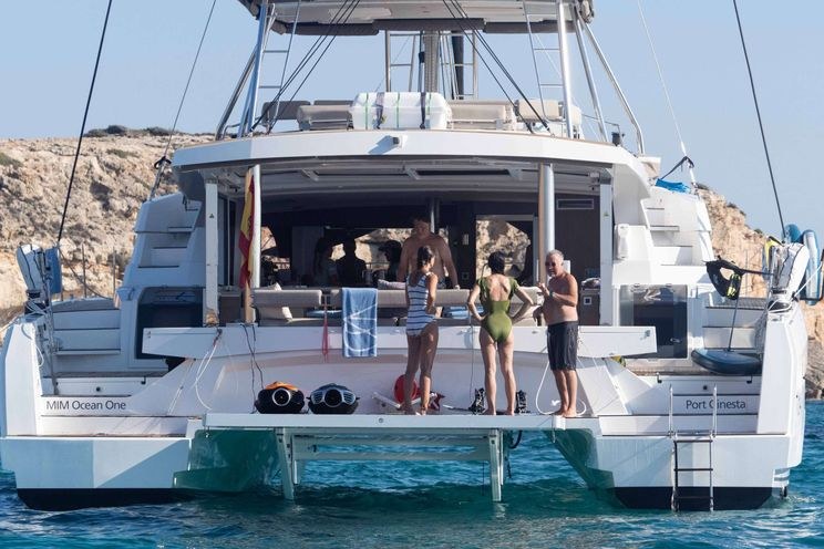 Popa e plataforma de banho de catamarã da frota MIM Ocean, operadora de charter náutico nas Baleares da qual Messi é sócio