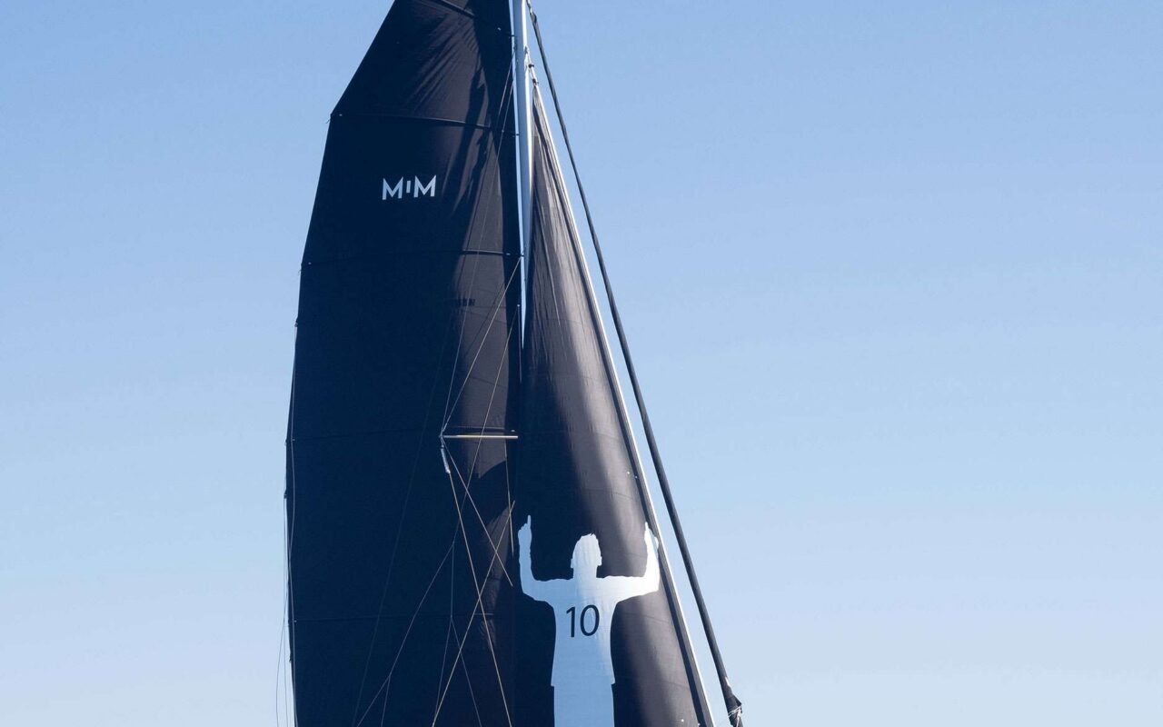 Catamarã da frota MIM Ocean, operadora de charter nas Baleares da qual Messi é sócio, navega com velas pretas