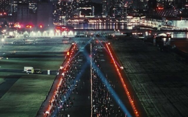Pista de pouso, música ao vivo e 10 km à noite: a corrida da Nike que tomou um aeroporto de Londres